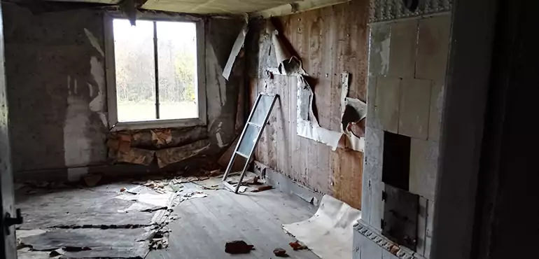 Why Selling a Distressed House Through Traditional Methods Fails in Aurora